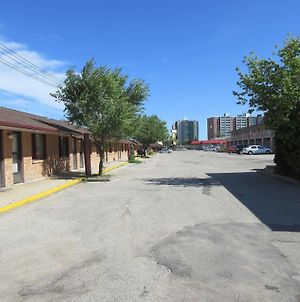 Capri Motel Winnipeg Exterior photo