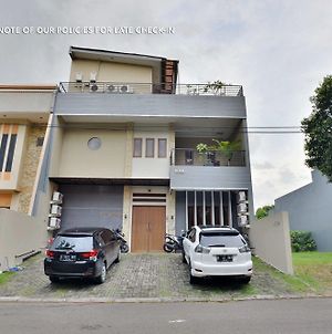 Casa Vanda Guesthouse Tangerang Exterior photo