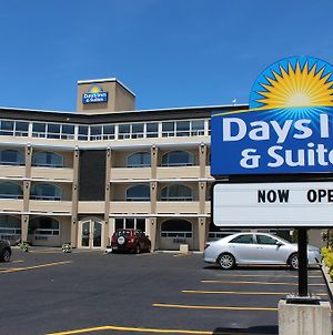 Days Inn & Suites By Wyndham North Bay Downtown Exterior photo