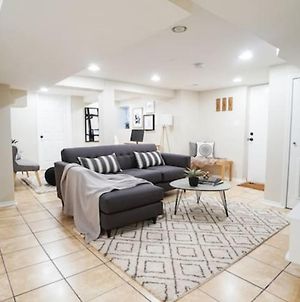 Appartement Trendy 1Br Basement With Laundry & Covered Parking - Central Trendy à Dunning Exterior photo