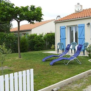 Villa Une sympathique maison de vacances aux volets bleus à Le Fenouiller Exterior photo