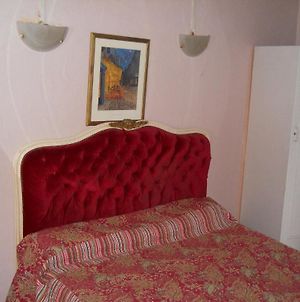 Hotel Le Petit Trianon Paris Room photo