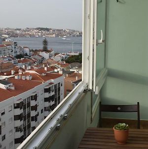 Appartement Cacilhas Amazing View Of Lisbon Close To Beach Caparica à Almada Exterior photo