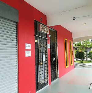 THE BUNK BACKPACKERS HOSTEL by fleur Sepang Exterior photo