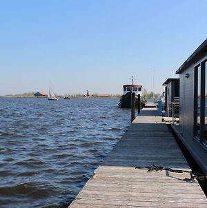 Hôtel Cozy Houseboat At The Edge Of The Marina With Beautiful View à Uitgeest Exterior photo