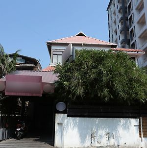 Hôtel Oyo 10612 Near Ernakulam Railway Station à Kochi Exterior photo