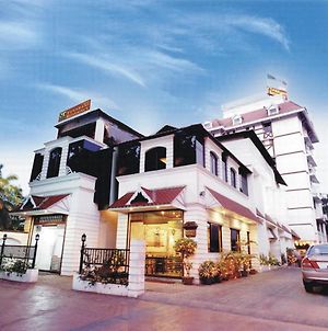 Hôtel Yuvarani Residency à Kochi Exterior photo