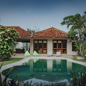 Villa Merry Nusa Dua  Exterior photo
