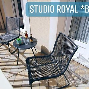 Appartement Studio Royal by Beds4Wanderlust - Place du marché avec parking privé à Fontainebleau Exterior photo