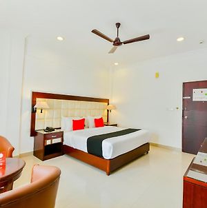 Hôtel Capital O 23079 Ajantha Regency à Kochi Exterior photo