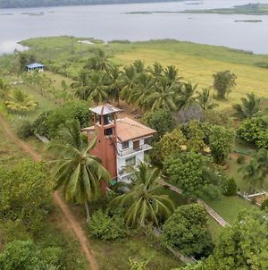 Hôtel Nilambara Lake View à Dambulla Exterior photo