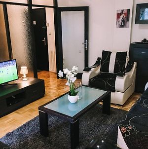 Appartement Black And White à Novi Sad Exterior photo