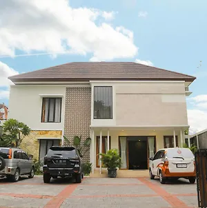 Hôtel Urban Fendi'S Tirtodipuran à Yogyakarta Exterior photo