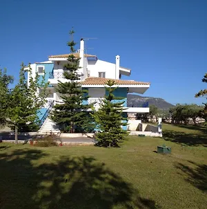 Villa The Blue House à Loukissia Exterior photo
