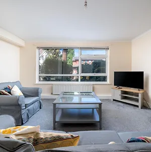 Redhill Surrey 2 Bedroom Pet Friendly Apartment By Sublime Stays Exterior photo