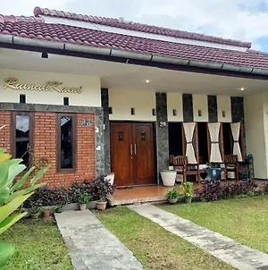 Rumah Kami Guest House Yogyakarta Exterior photo