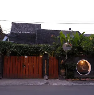 Puri Minggiran Guest House Yogyakarta Exterior photo