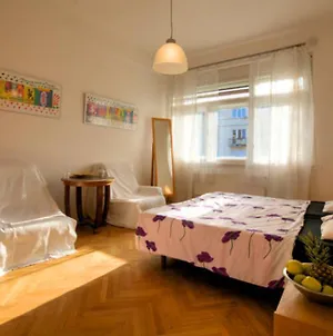 Apartment Sedlčanská - You Will Save Money Here - equipped with antique furniture Prague Room photo