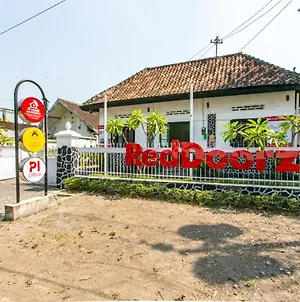 Reddoorz Plus Near Taman Sari 2 Yogyakarta Exterior photo